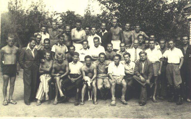 Munkaszolgálatosok csoportképe, Nagyoroszi, 1944 szeptember